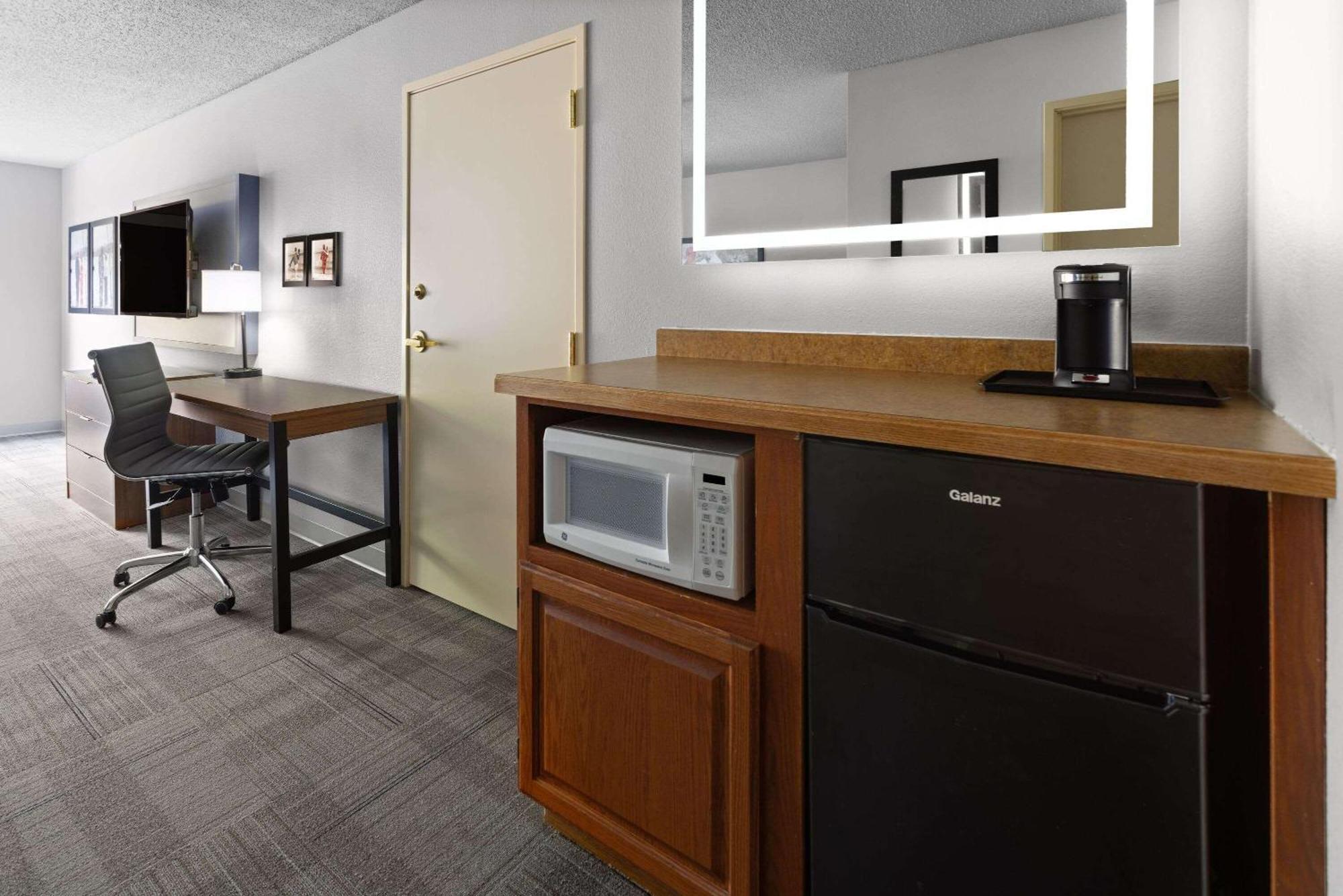 Americinn By Wyndham Iron Mountain Esterno foto